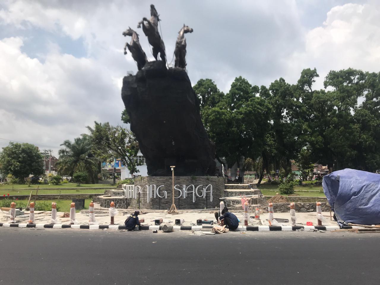 Dua pekerja tampak melakukan finishing di kawasan Simpang Siaga Boyolali, Selasa (30/12/2025).