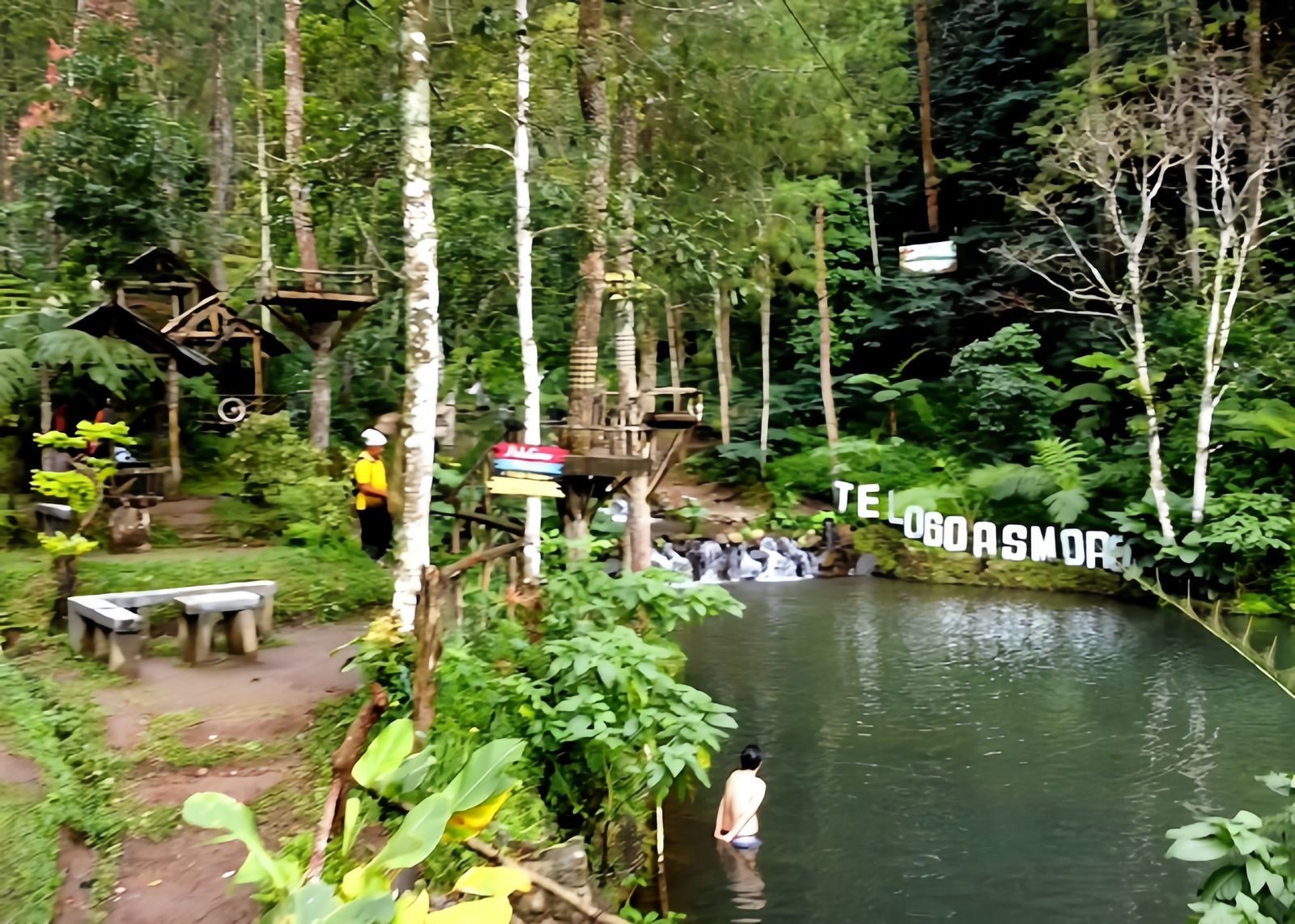 Telogo Asmoro berlokasi di kawasan Bumi Perkemahan Pleseran, Desa Nglurah, Kecamatan Tawangmangu, Karanganyar.