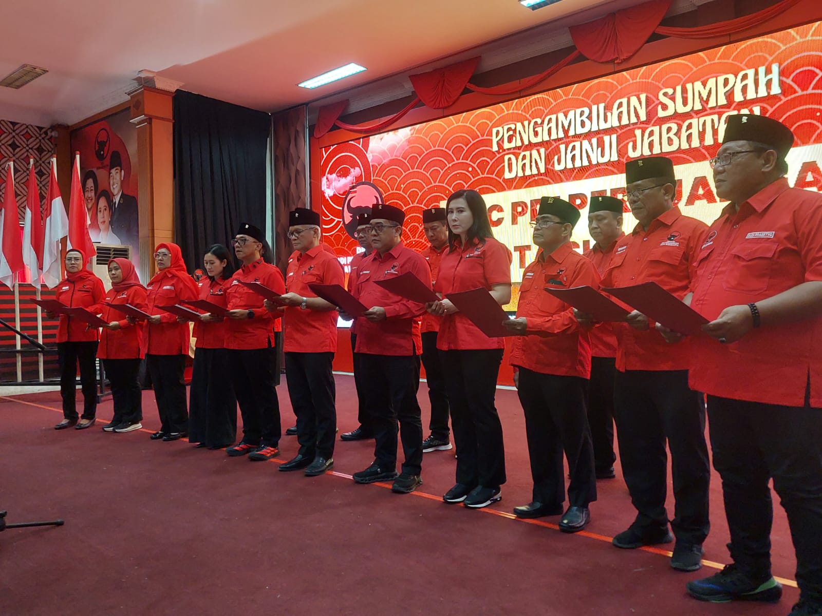 Pelantikan serta pengambilan sumpah jabatan struktur kepemimpinan DPC PDI Perjuangan Kota Solo di Kantor DPD PDIP Jawa Tengah pada Selasa (30/12/2025).