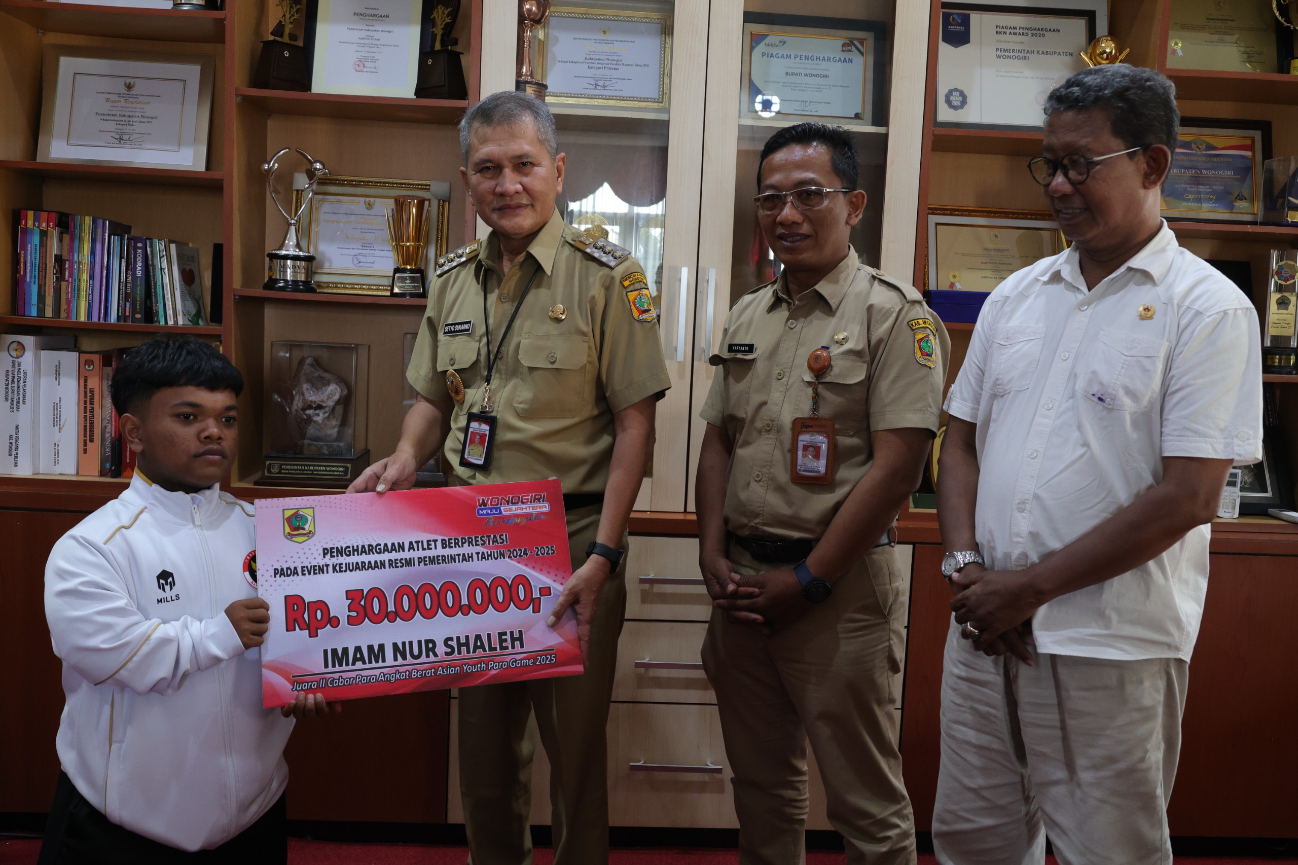 Bupati Wonogiri Setyo Sukarno menyerahkan penghargaan secara simbolis kepada atlet dan pelatih berprestasi Selasa (30/12/2025).