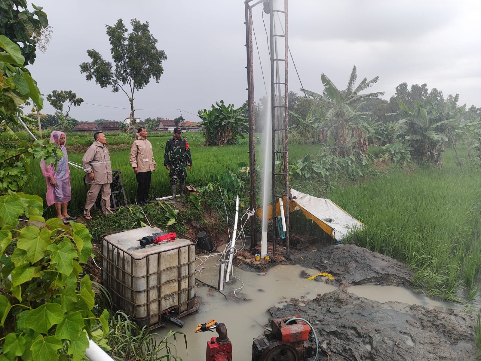 Sumur sibel di area persawahan Randukuning, Desa Krebet, Kecamatan Masaran, Sragen yang meledak, Selasa (30/12/2025) sore. (Ahmad Khairudin/Radar Solo)