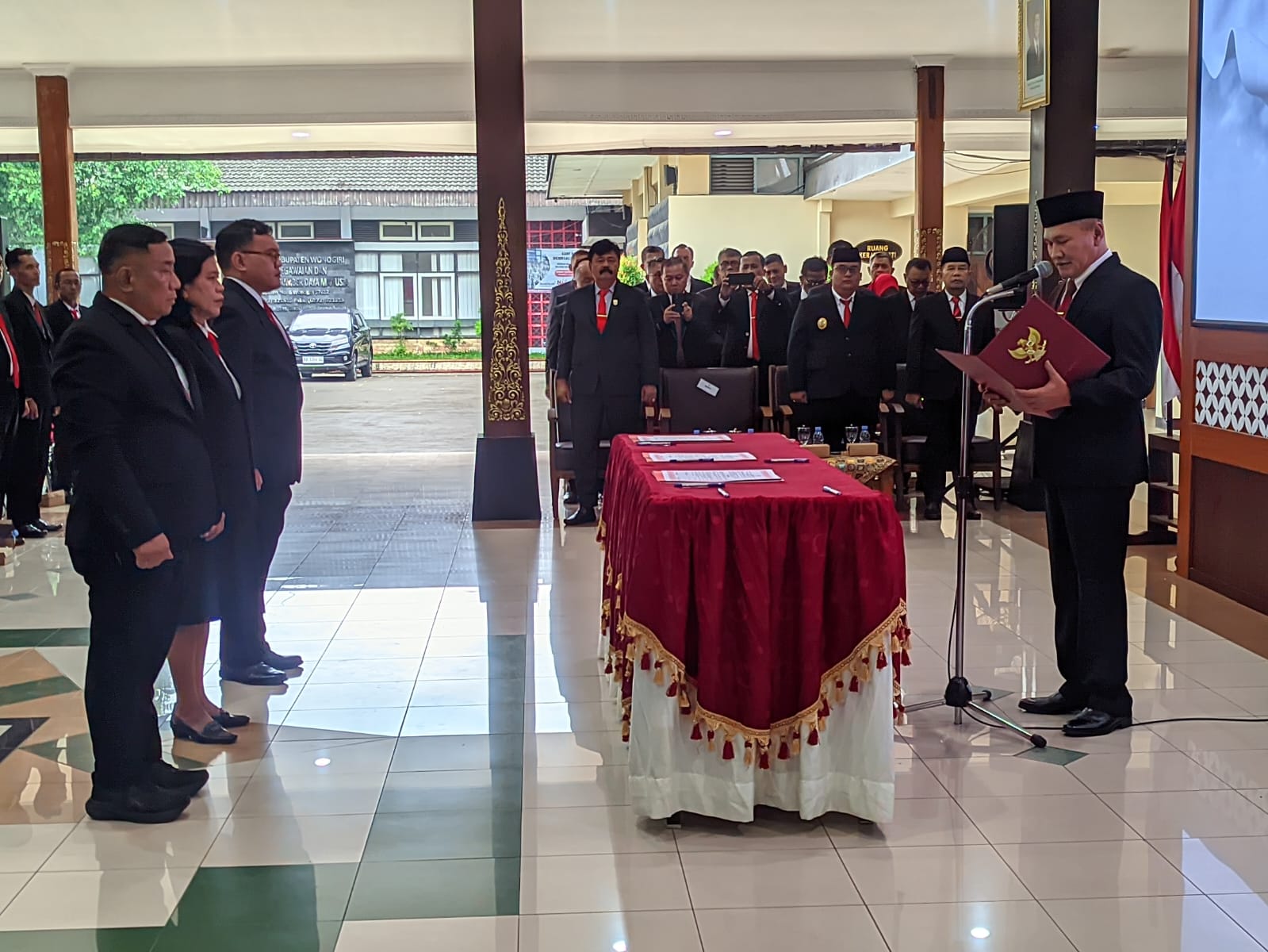 Bupati Wonogiri Setyo Sukarno melantik pejabat baru di pendapa rumah dinas Bupati Wonogiri Rabu (31/12/2025) sore.