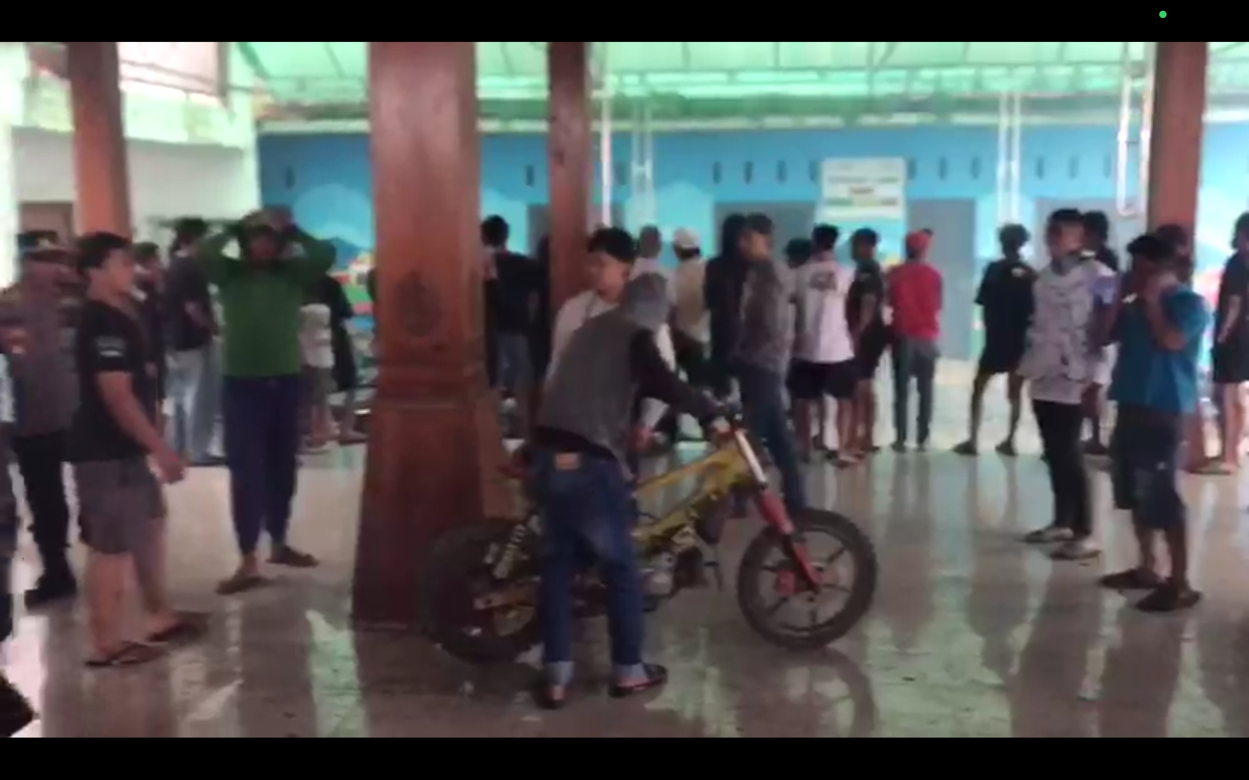 Warga yang kecewa karena perangkat desa korupsi menggeber sepeda motor di pendapa Balai Desa Jeruk, Kecamatan Selo, Boyolali, Rabu (31/12/2025).
