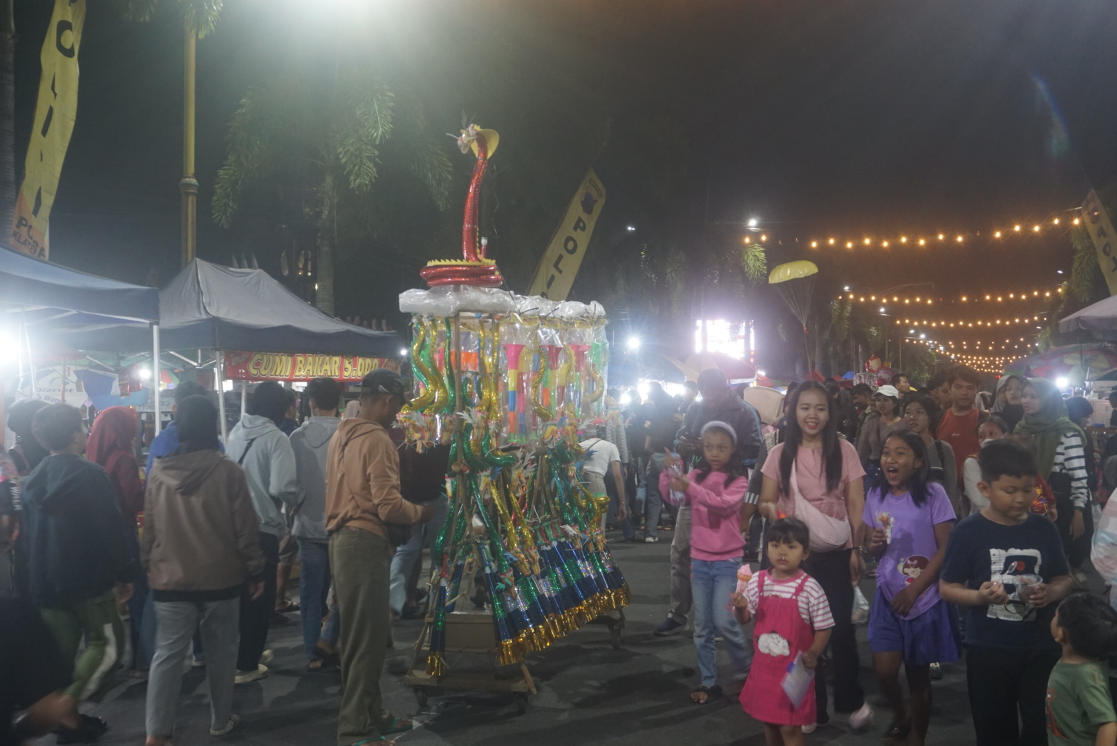 Kemeriahan car free night di sepanjang Jalan Pemuda Klaten, Rabu (31/12/2025) malam. (Angga Purenda/Radar Solo)