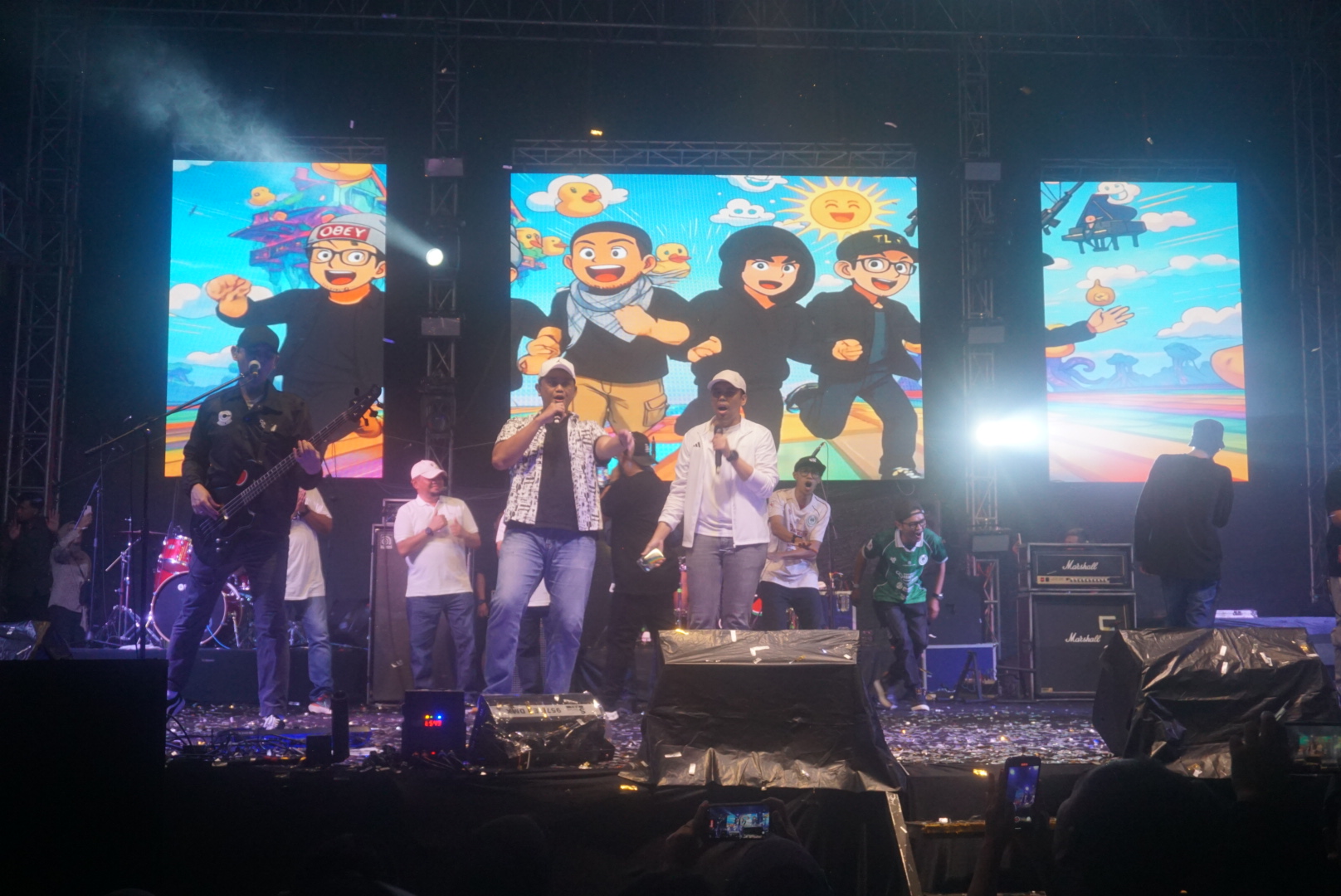 Bupati Hamenang dan Wabup Benny saat menyanyi bersama Bondan Prakoso & Fade2Black di Alun-alun Klaten dalam pentas musik pergantian tahun. (Angga Purenda/Radar Solo)