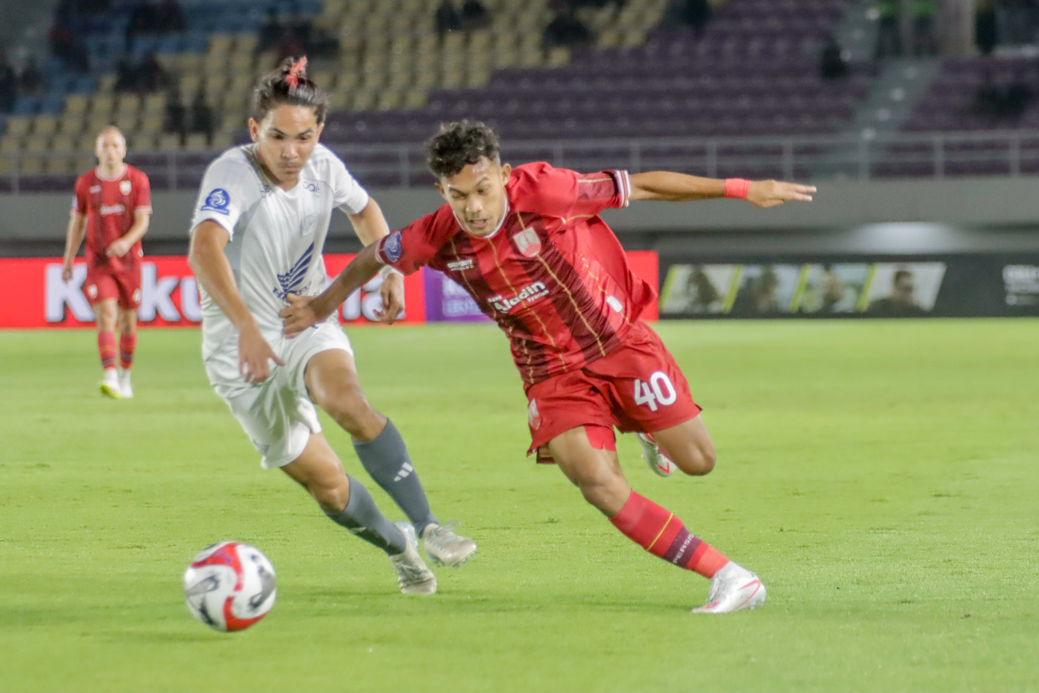 LINCAH: Winger Persis Solo Ikhwan Tanamal (kanan) saat bertanding melawan PSM Makassar di Stadion Manahan.