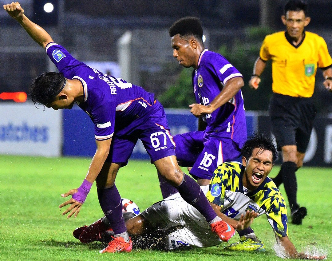 BERJIBAKU: Laga PSGC Ciamis melawan Pekanbaru FC di Stadion Kota Barat, Solo, Selasa (30/12/2025).
