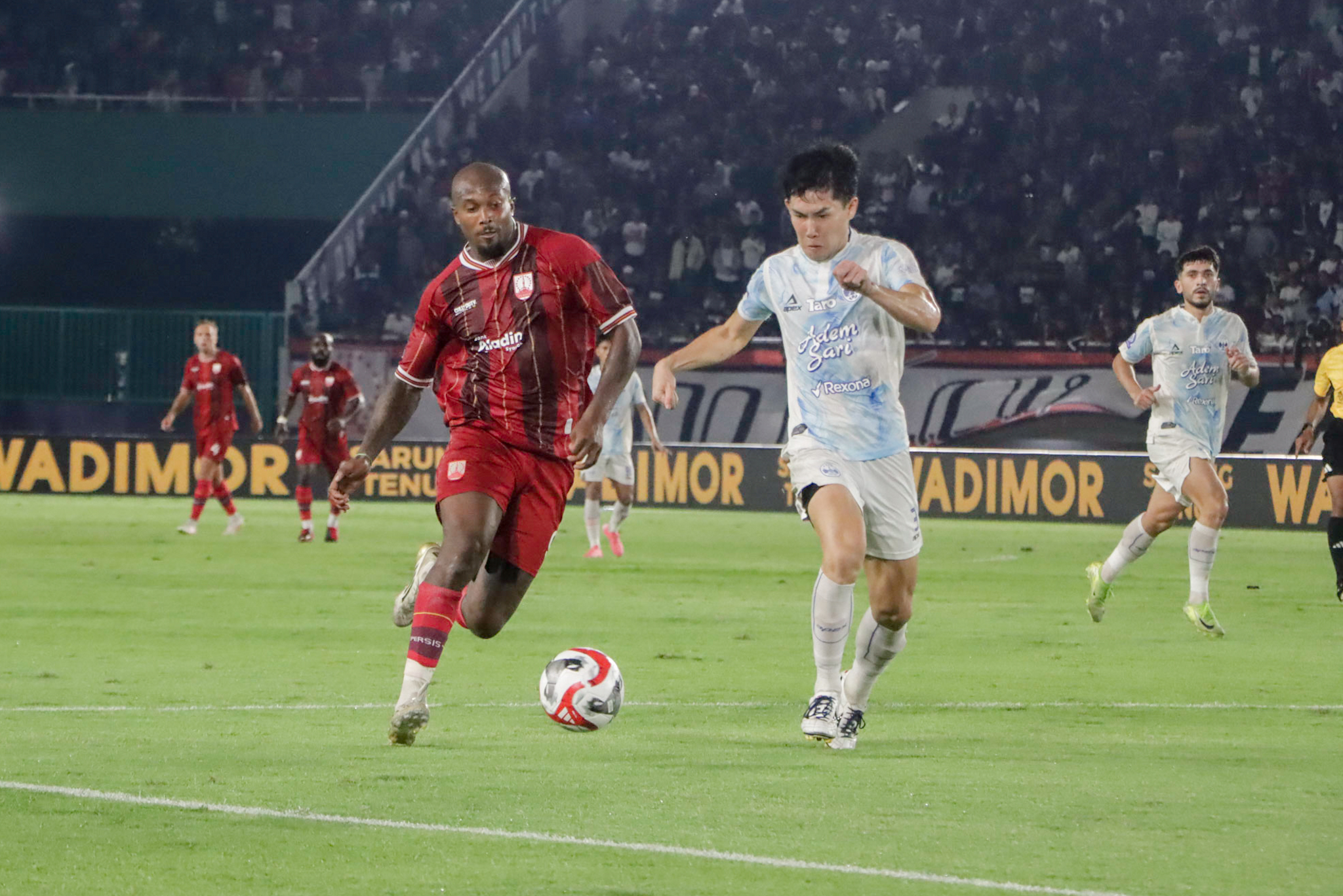 TOTALITAS: Yusaku Yamadera (kanan) saat membela PSIM Jogja melawan Persis Solo di Stadion Manahan.