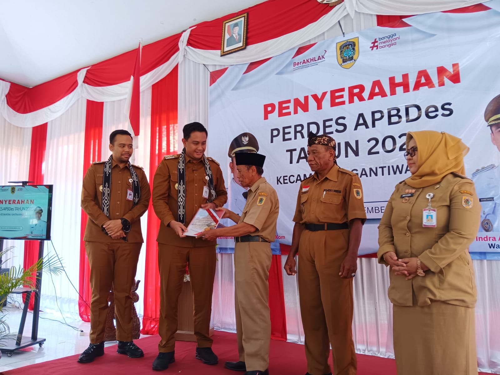 Salah satu kepala desa di Kecamatan Gantiwarno yang menyerahkan APBDes 2026 kepada Bupati Klaten Hamenang Wajar Ismoyo di aula kantor kecamatan setempat. (Angga Purenda/Radar Solo)
