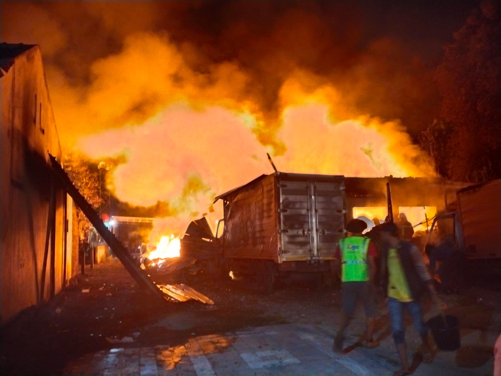 Petugas Pemadam Kebakaran (Damkar) Klaten saat melakukan pemadaman dan pendinginan pada gudang dan rumah di Desa Cawas, Kecamatan Cawas yang terlalap api. (Dokumentasi Damkar Klaten)