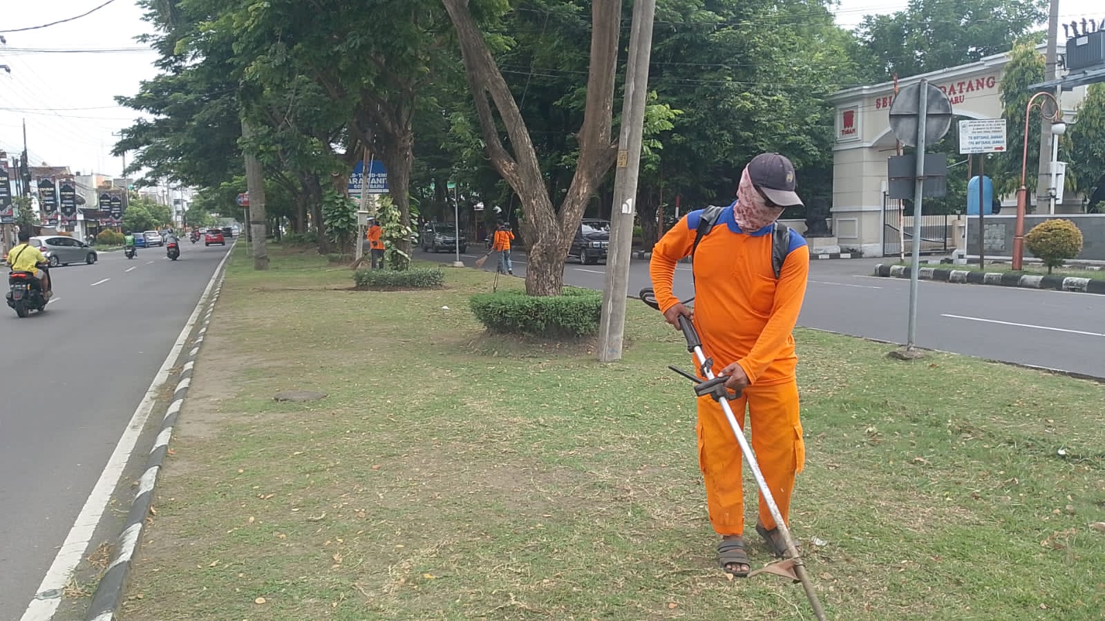 Petugas DLH Sukoharjo menata taman kawasan Solo Baru, Grogol, Sukoharjo, Kamis (1/1).