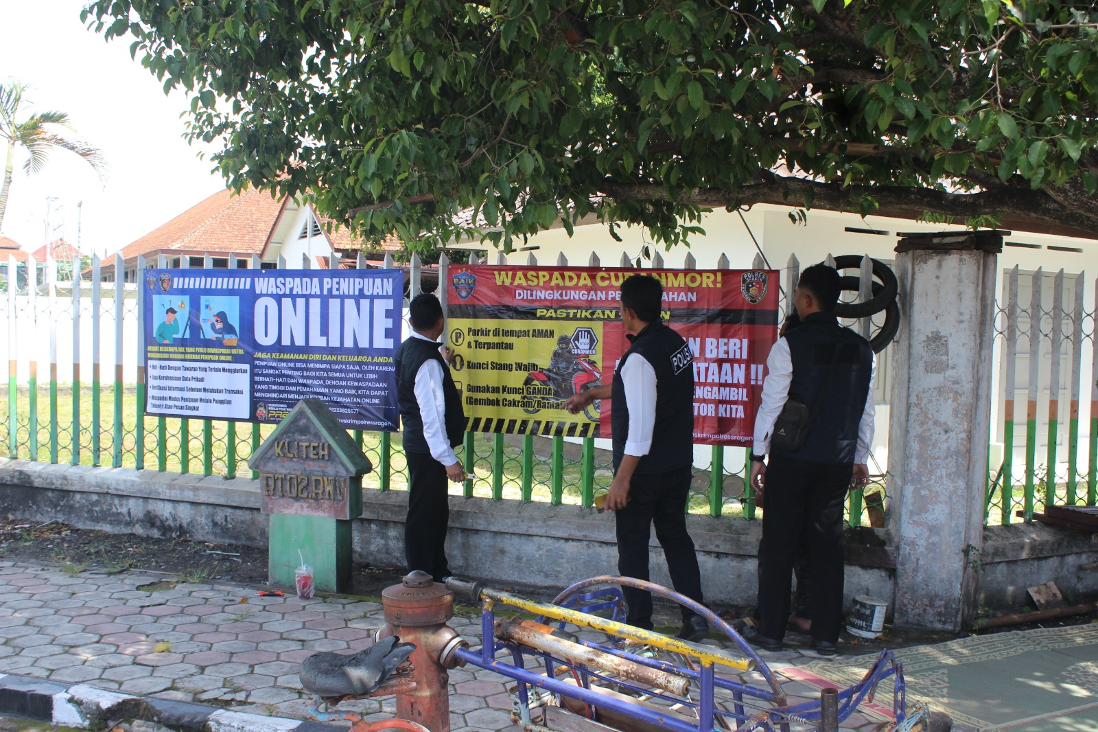Polres Sragen pasang MMT imbauan waspada penipuan online. (Ahmad Khairudin/Radar Solo)