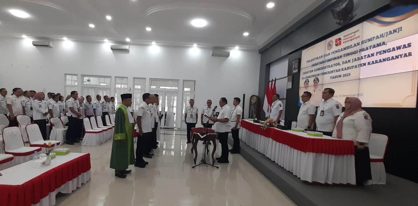 Bupati Karanganyar Rober Christanto saat mengambil sumpah janji jabatan dalam pelantikan yang digelar di Ruang Anthorium Rumah Dinas Bupati Karanganyar, Rabu (31/12/2025). (Rudi Hartono/Radar Solo)