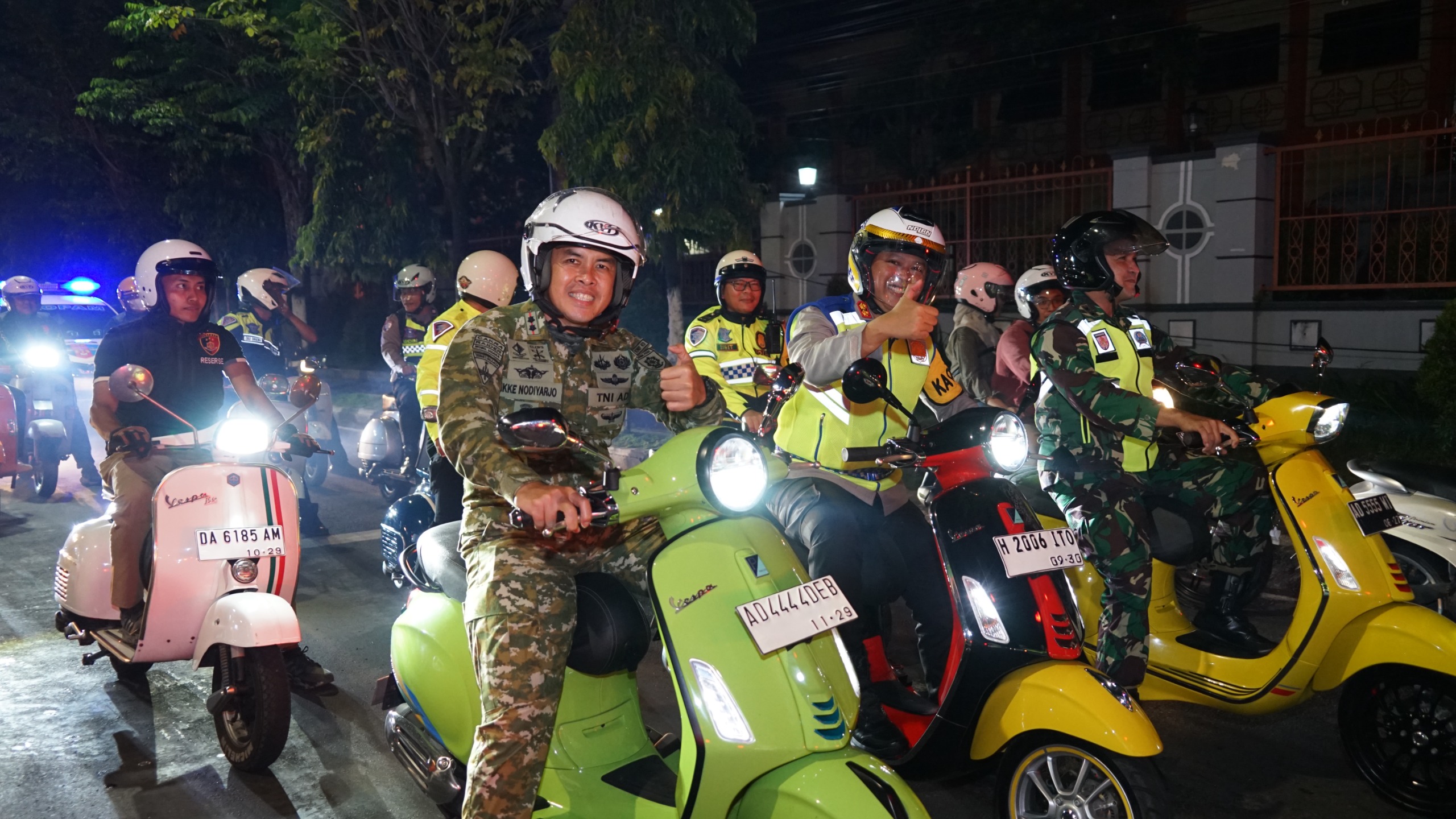 Kapolres AKBP Anggaito Hadi Prabowo serta Dandim 0726/Sukoharjo Letkol Inf Reza Sahputra (kanan) saat patroli, Rabu malam (31/12).