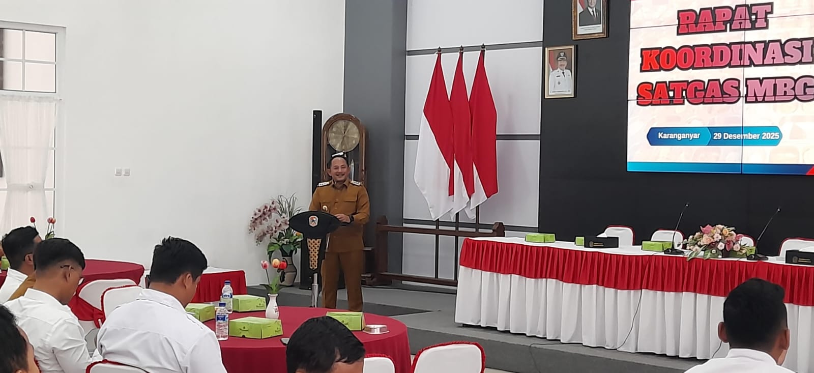 Bupati Karanganyar Rober Christanto saat memberi arahan pelaksana program MBG di Karanganyar. (Rudi Hartono/Radar Solo)