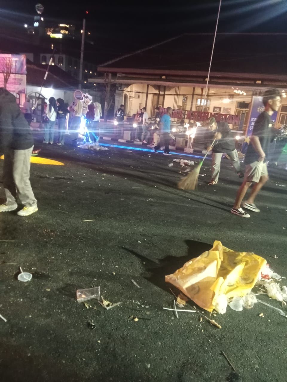 Petugas DLH Boyolali membersihkan sampah yang berserakan sisa-sisa perayaan tahun baru.