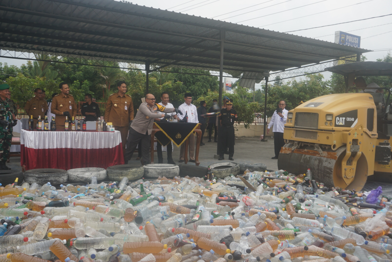 Pemusnahan barang bukti kasus miras sepanjang 2025 di Lapangan KSDC Mapolres Klaten. (Angga Purenda/Radar Solo)