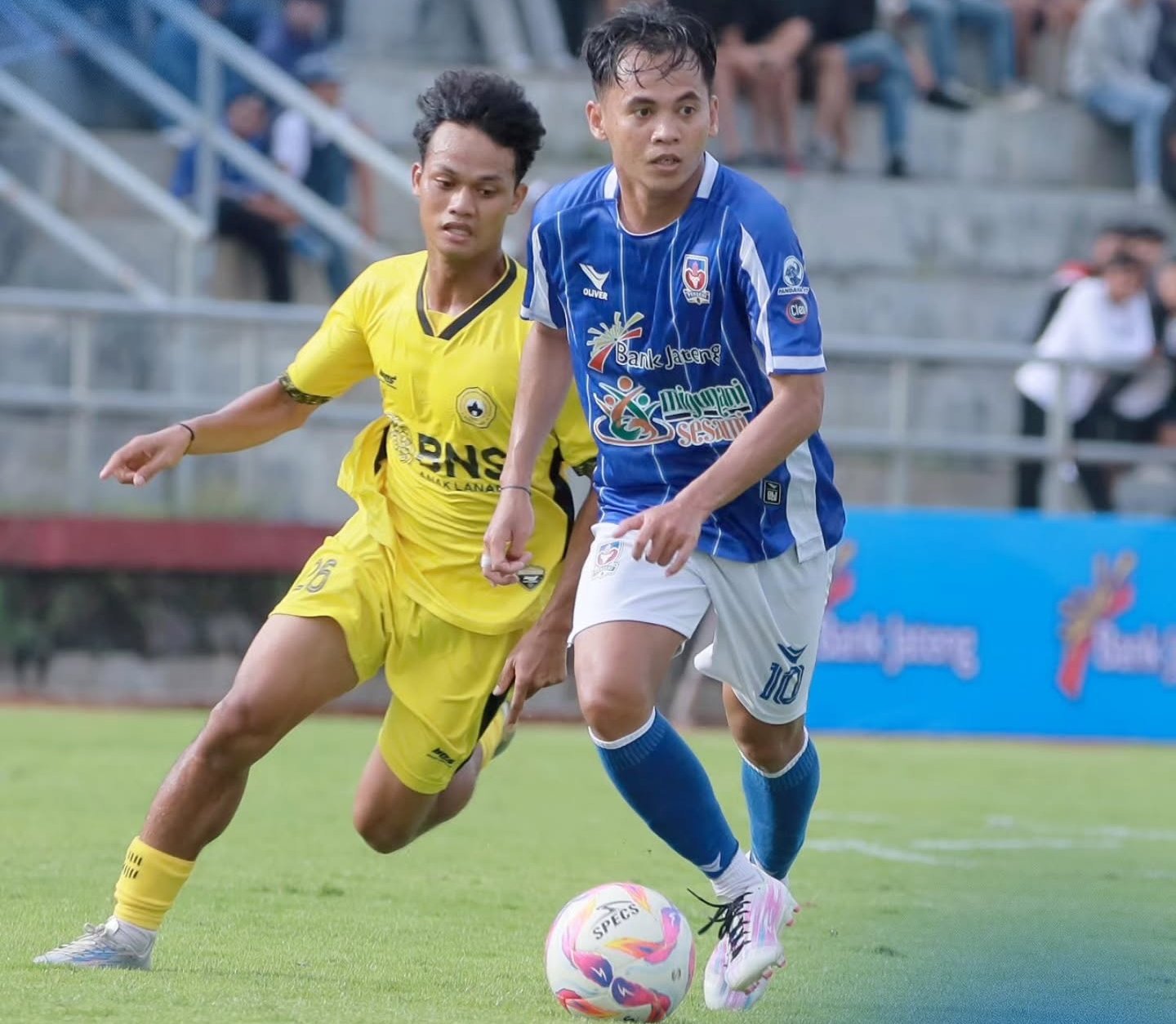 PEMANASAN: Persebi Boyolali saat jalani uji coba dengan Persikama Kabupaten Magelang di Stadion Kebogiro, belum lama ini.