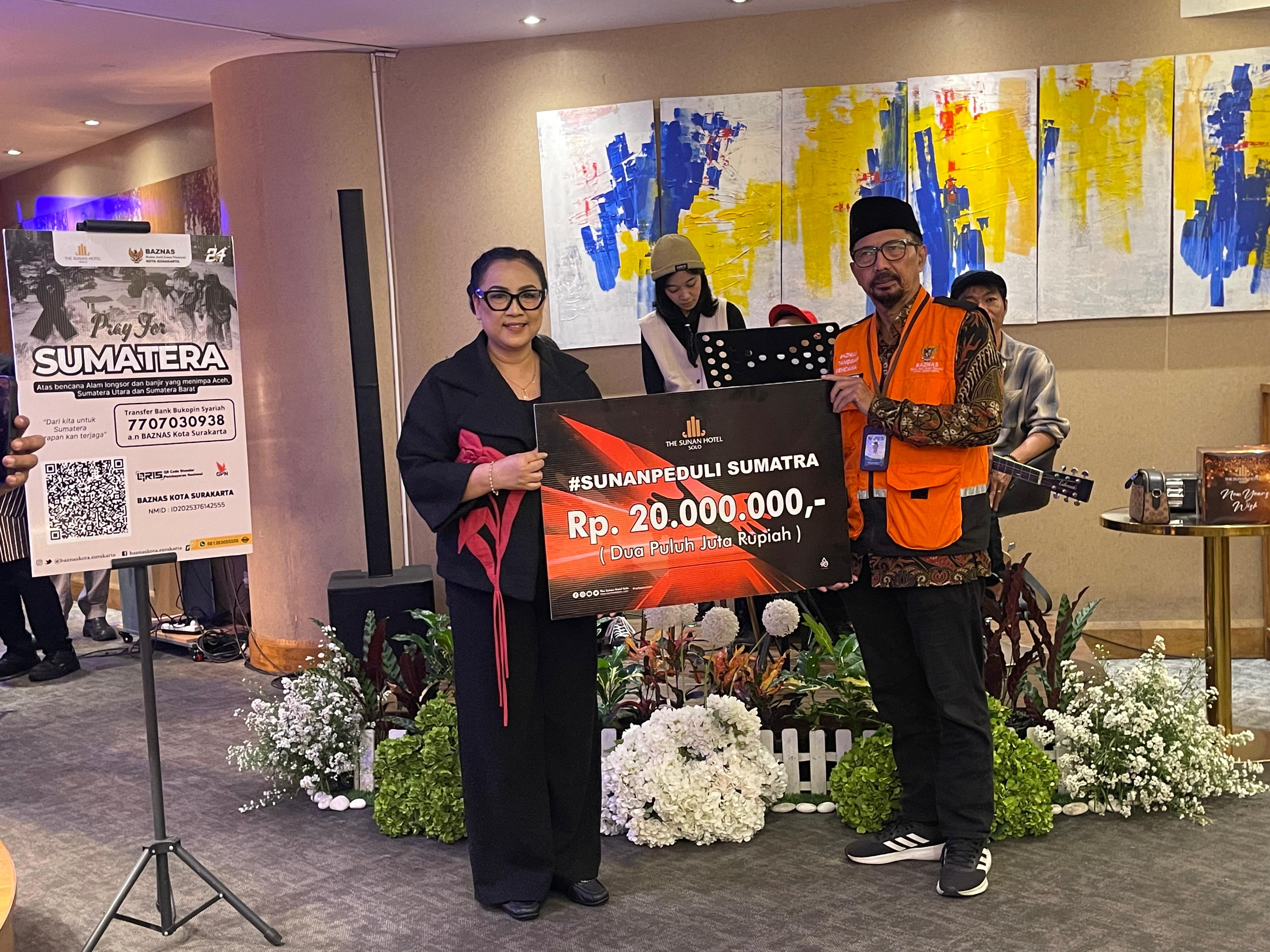 Penyerahan donasi dilakukan oleh General Manager The Sunan Hotel Solo Retno Wulandari dan diterima oleh Bambang Mintosih selaku Wakil Ketua I BAZNAS Kota Surakarta.