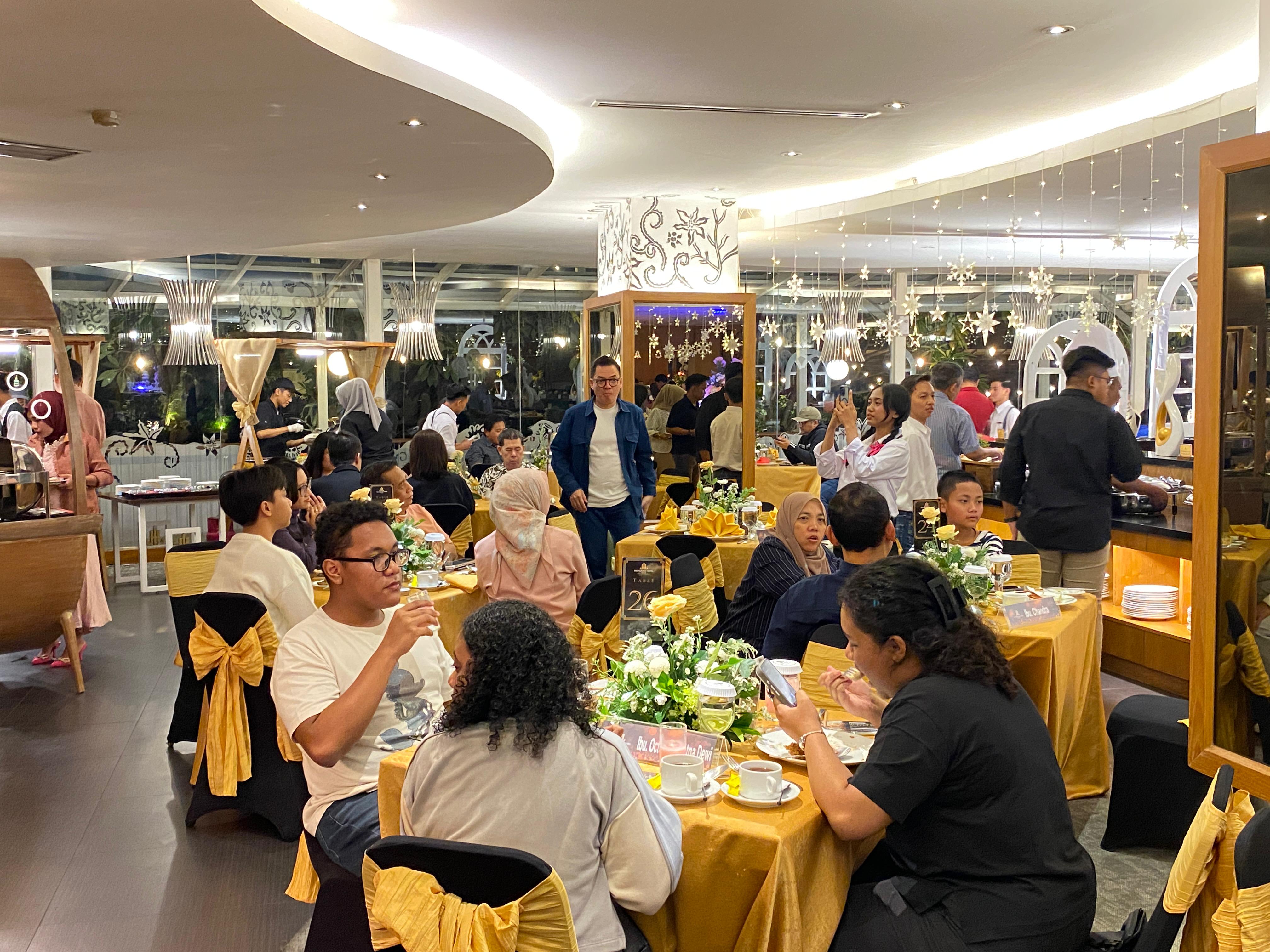 The Sunan Hotel Solo menggelar Year End Charity Night: Ultimate 90&rsquo;s Buffet Dinner pada Rabu (31/12) di Narendra Restaurant.