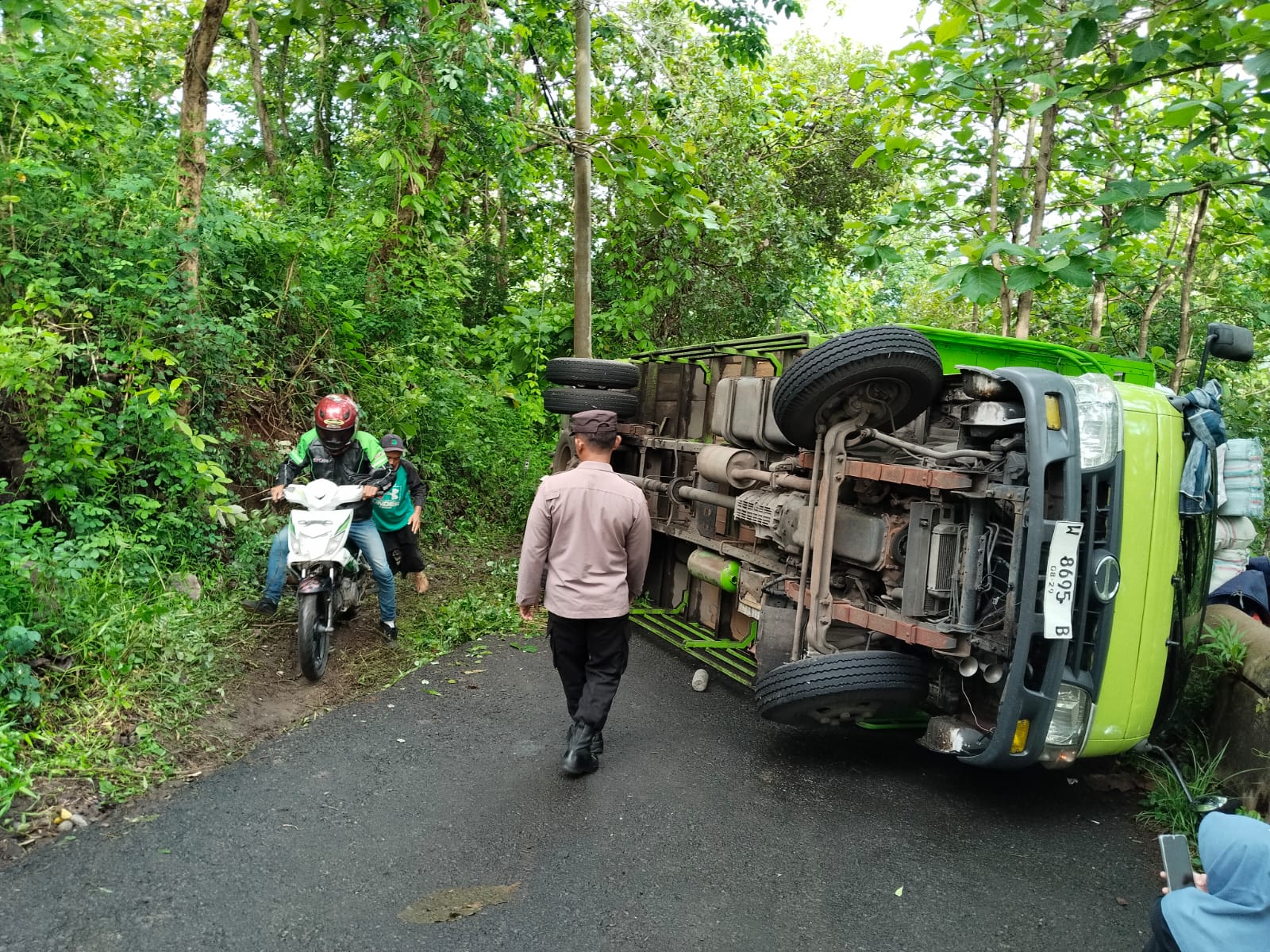 Truk terguling di Jalur Tunggangan yang menghubungkan Kecamatan Jatiroto dan Tirtimoyo November 2025 lalu.