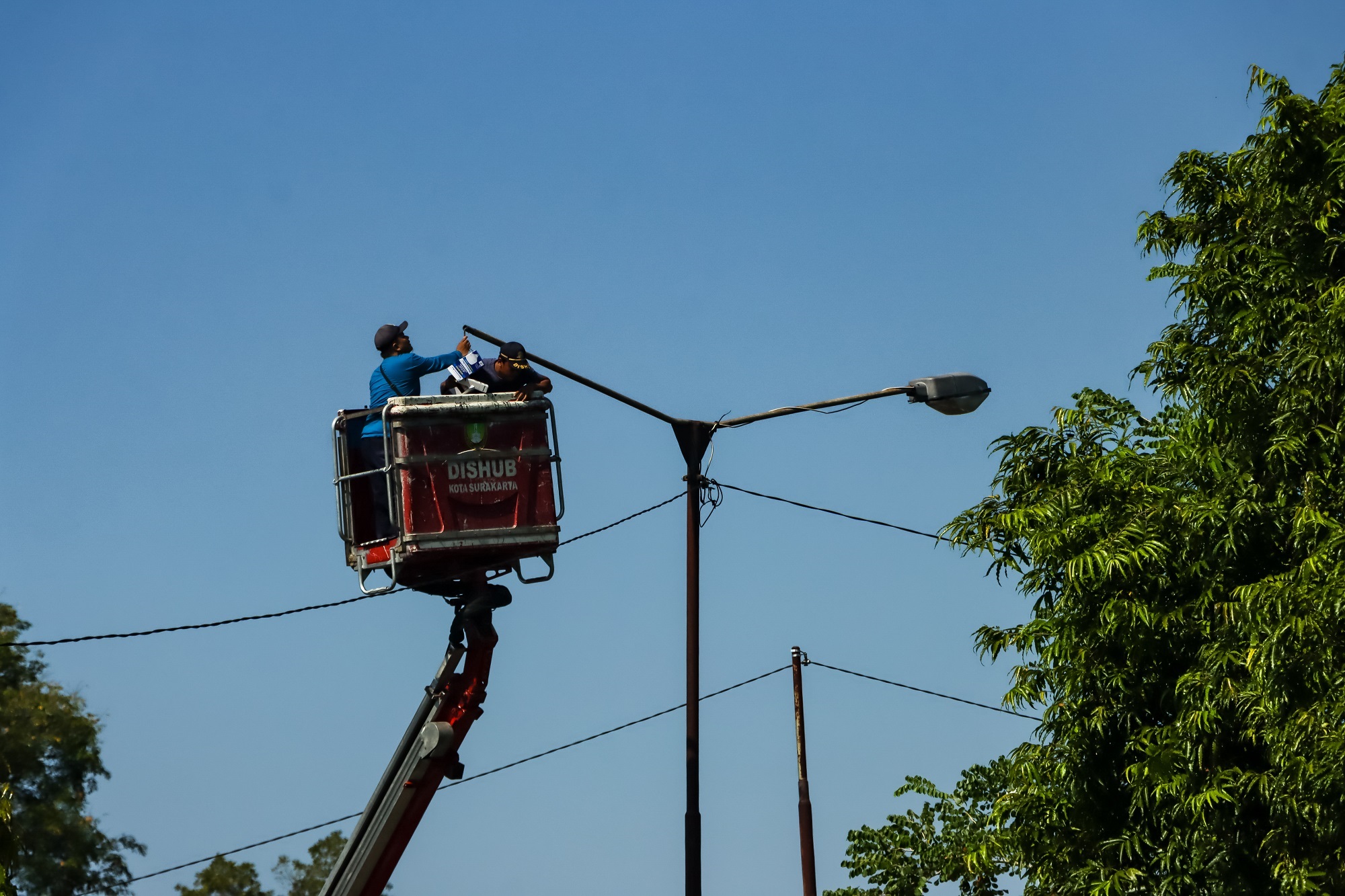 Petugas membenahi PJU di Kota Solo. (M Ihsan/Radar Solo)