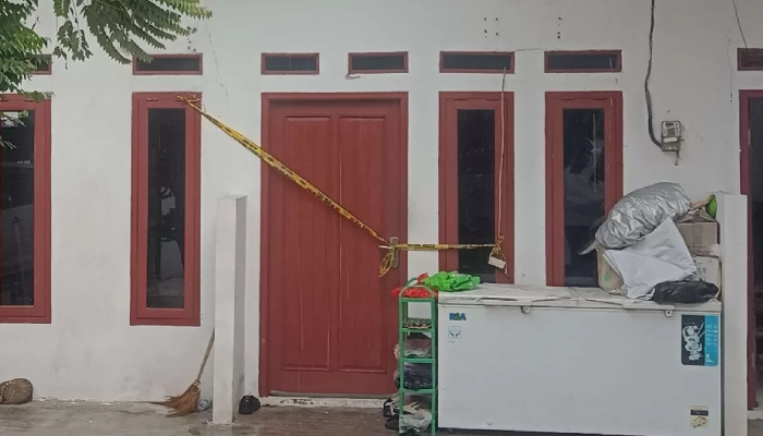 Kontrakan yang jadi lokasi ditemukannya tiga orang sekeluarga tewas di Warakas, Jakarta Utara.