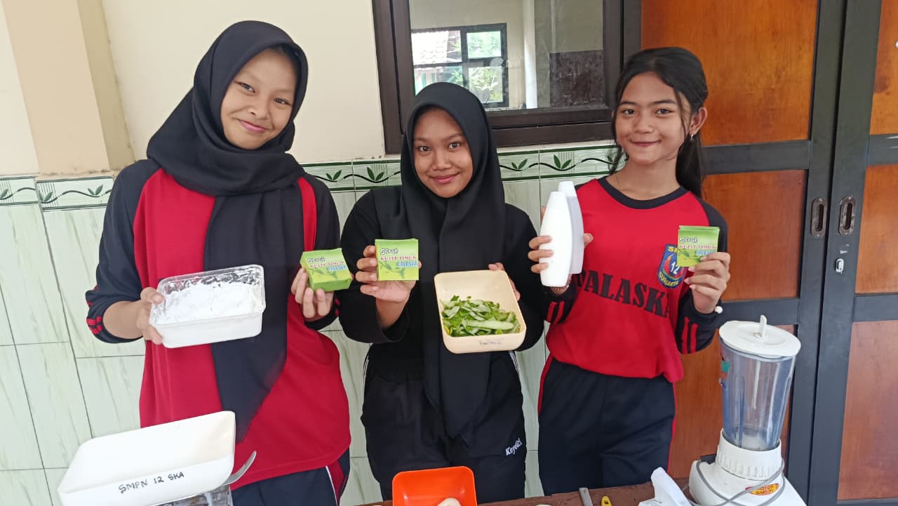 Siswa kelas VIII SMPN 12 Solo memperlihatkan bahan dasar dan scrub dari kulit mentimun.