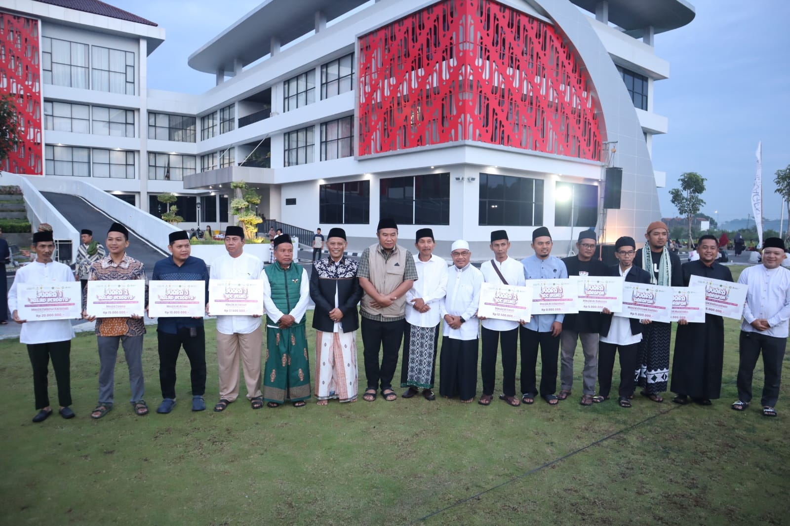 Bupati Sragen Sigit Pamungkas serahkan hadiah ke pemenang MasjidPreneur Fest 2025. (Ahmad Khairudin/Radar Solo)