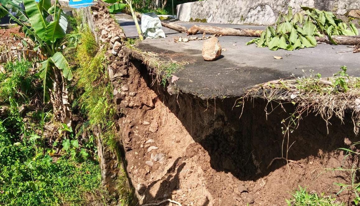 Kondisi jembatan antardusun di Desa Tunggulrejo, Kecamatan Jumantono, Karanganyar yang ambrol, Jumat (2/1/2026). (Rudi Hartono/Radar Solo)