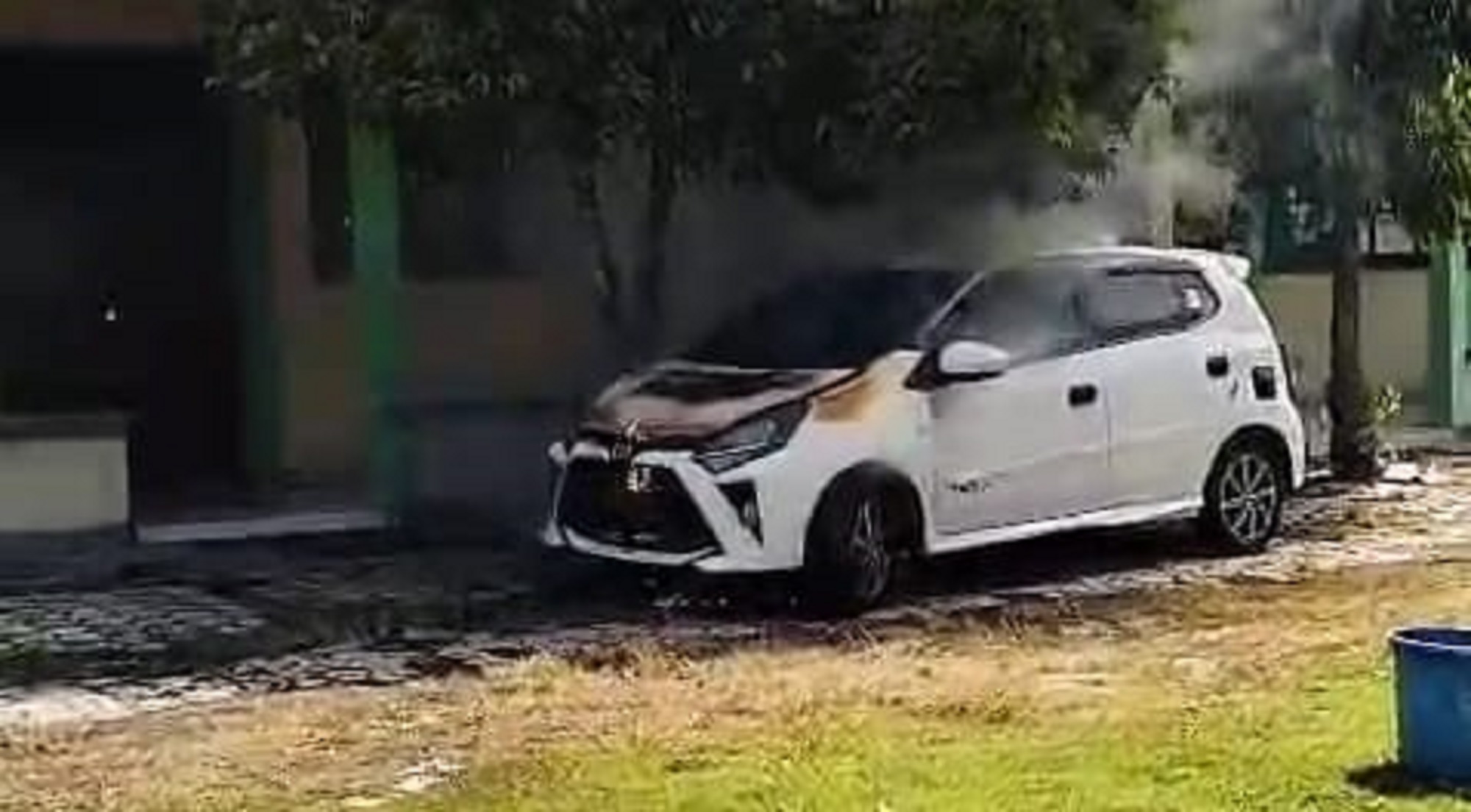 Kondisi mobil Toyota Agya milik SMK Kosgoro 2 Sragen yang terbakar di halaman sekolah, Jumat (2/1/2026). (Ahmad Khairudin/Radar Solo)