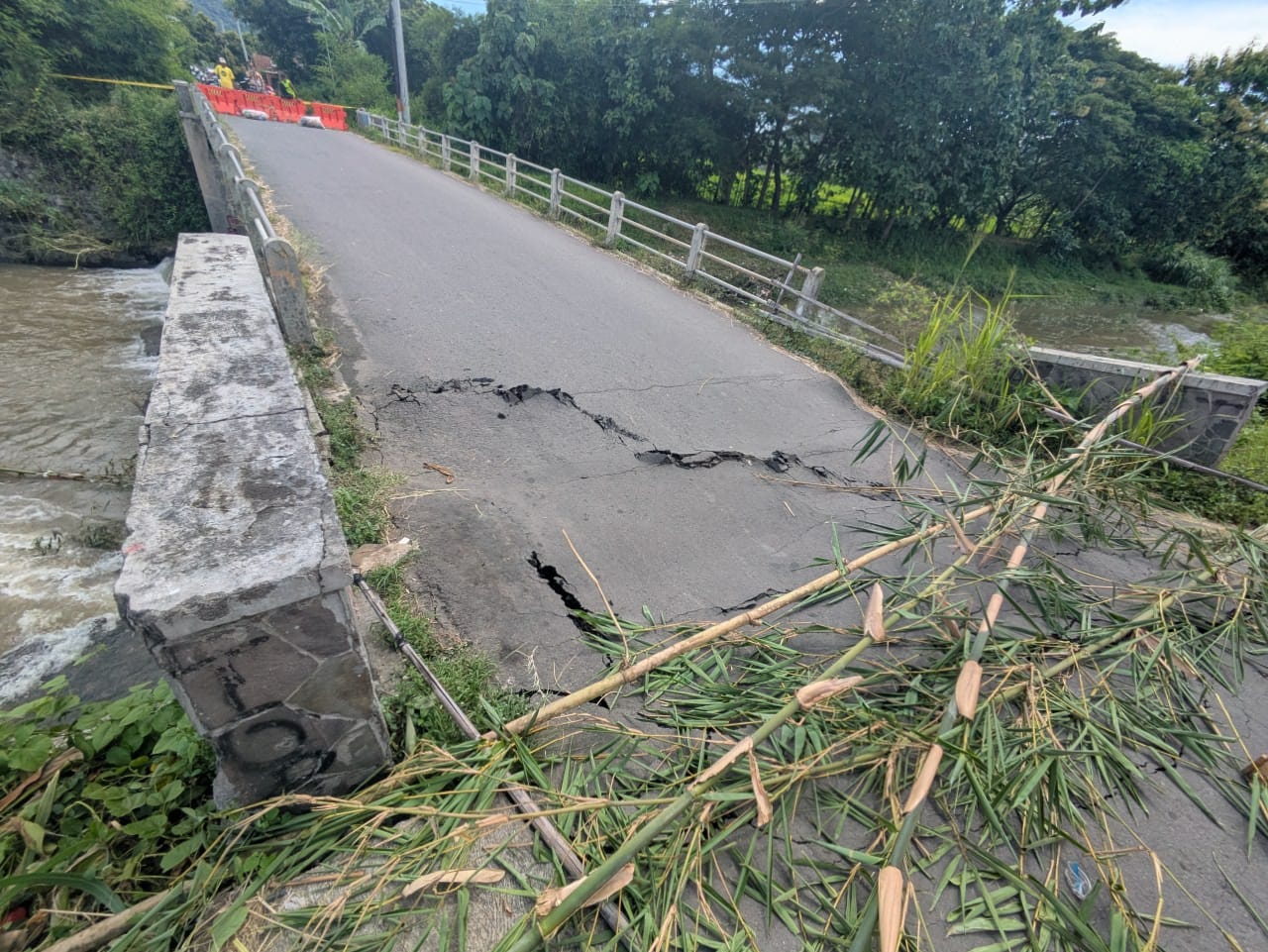 Jembatan penghubung Klaten-Gunungkidul di perbatasan Desa Kadilanggon, Kecamatan Wedi dan Desa Karangturi, Kecamatan Gantiwarno, Klaten ambles. (Dokumentasi DPUPR Klaten)
