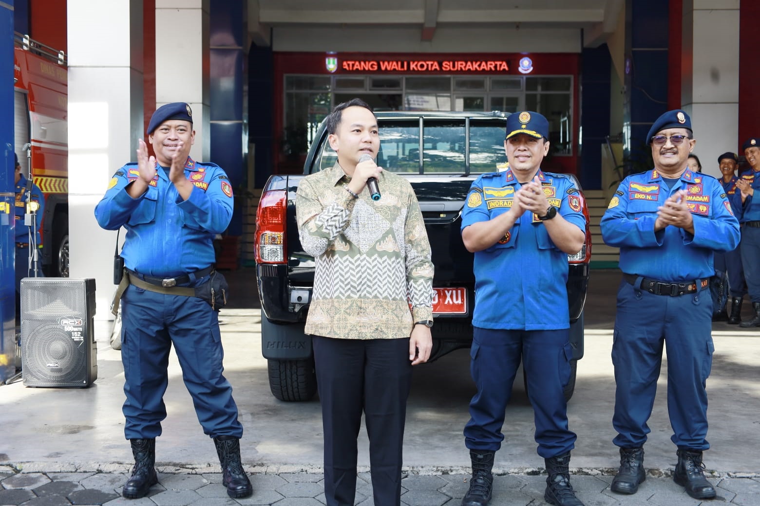 Wali Kota Solo Respati Ardi serahkan mobil operasional damkar. (Humas Pemkot Solo)