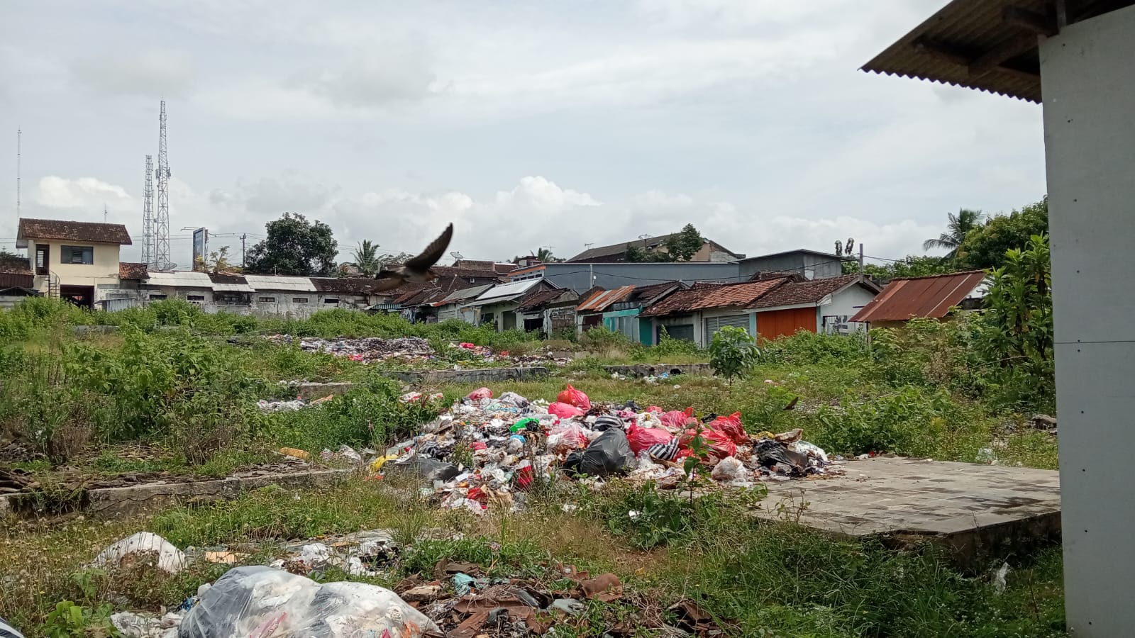 Area Pasar Slogohimo yang terbakar menjadi lokasi pembuangan sampah sembarangan.