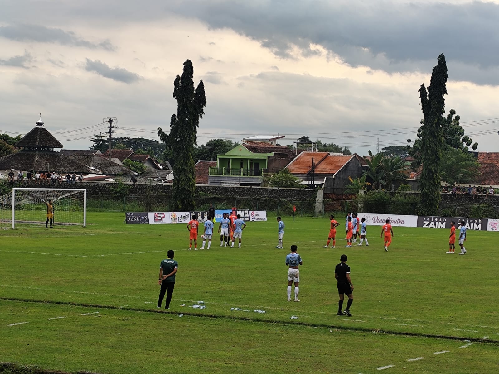 Laga Persiharjo Sukoharjo versus PSIR Rembang di Stadion Gelora Merdeka Jombor, Sabtu sore (3/1).