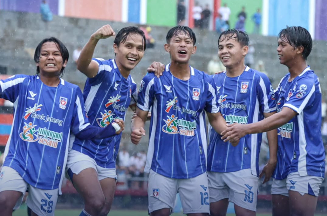 Skuad Persebi Boyolali merayakan golnya di Liga 4 Jateng 2025/2026.