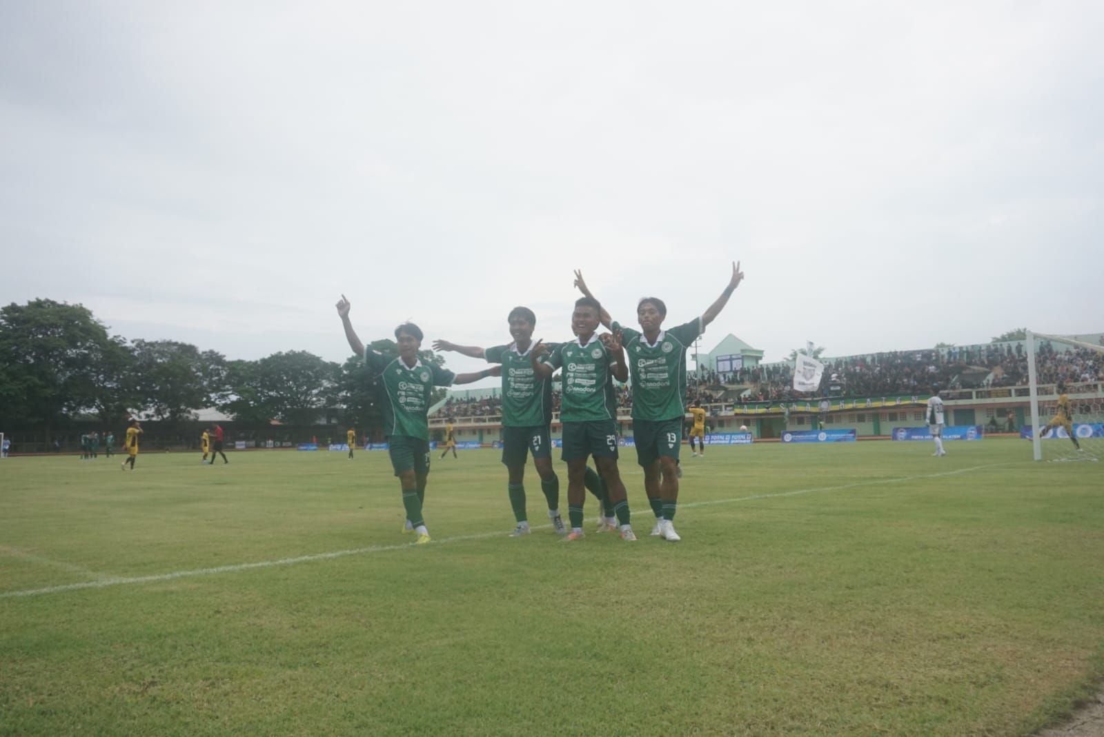 Pemain PSIK Klaten merayakan gol saat melawan Wisesa FC di Liga 4 Jateng di Stadion Trikoyo Klaten, Sabtu (3/1/2025). (Angga Purenda/Radar Solo)