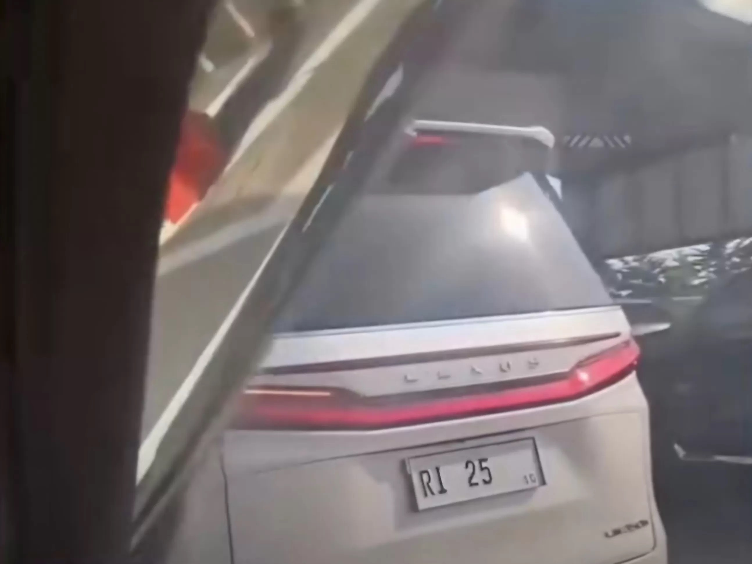 Aksi Mobil Pelat RI 25 Viral Serobot Antrean di Tol Cilandak, Polisi Tunggu Klarifikasi Instansi