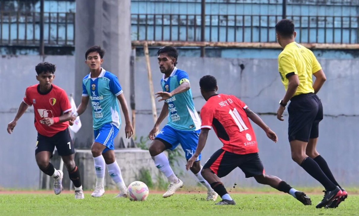 Kapten Persibangga Purbalingga Andre Putra dikawal pemain PPSM Magelang di Stadion Moch Soebroto, Minggu (4/1/2026).
