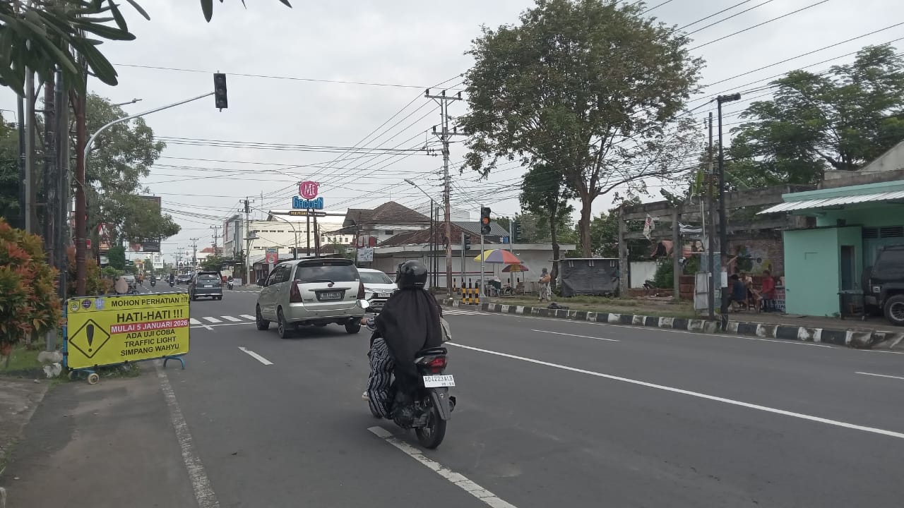 Dinas Perhubungan (Dishub) Sukoharjo akan mengaktifkan traffic light di simpang empat Wahyu atau batas kota, Senin (5/1).