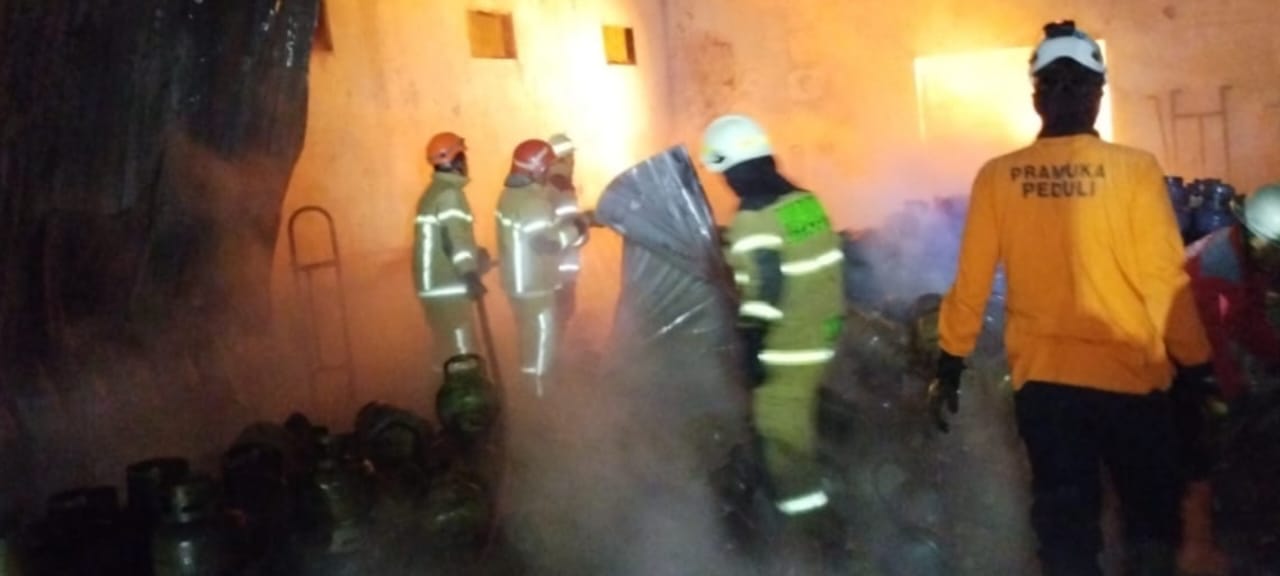 Kebakaran gudang gas elpiji di bekas penggilingan padi di Dusun Bangsan RT 01/01, Desa Trosemi, Gatak, Sukoharjo, Sabtu malam (3/1).