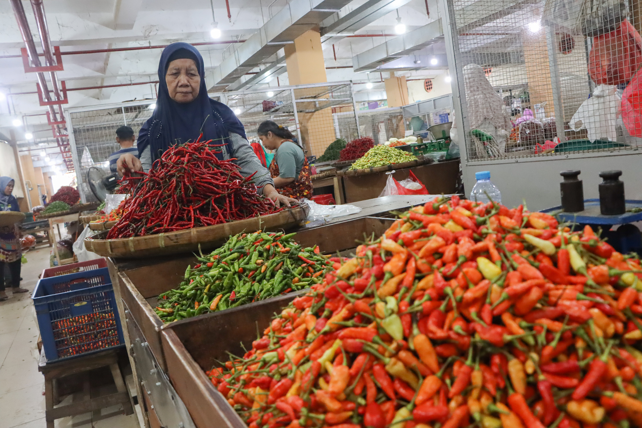 Penjual cabai di Pasar Legi menunggu pembeli yang tak kunjung ramai.