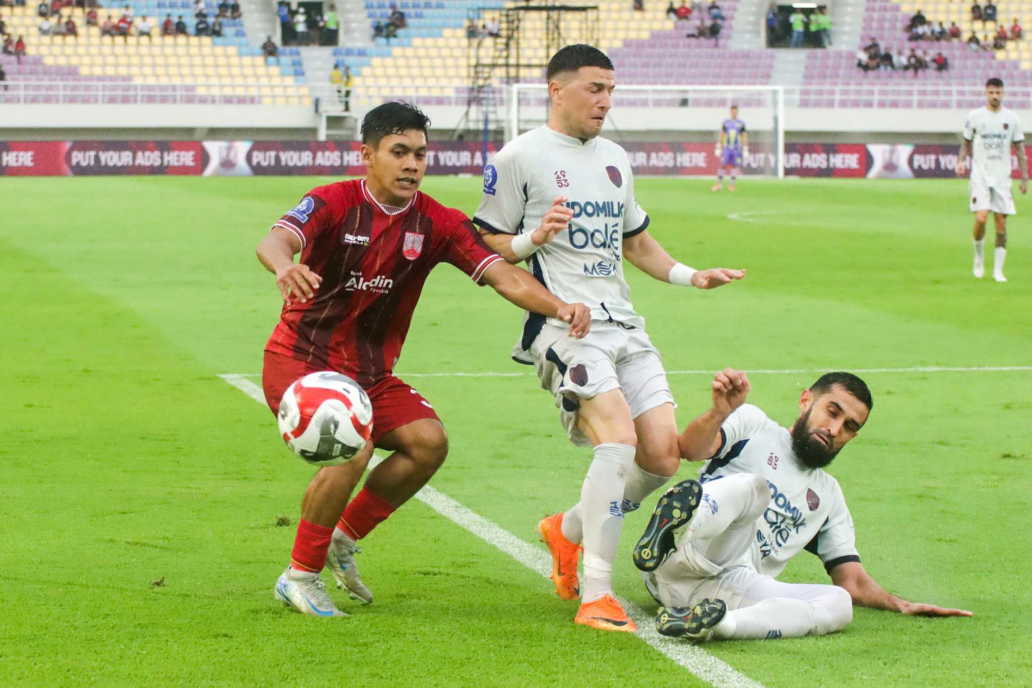 KEOK LAGI: Gelandang Persis Solo Althaf Indie dikawal dua pemain Persita Tangerang di Stadion Manahan, Minggu sore  (4/1/2026).   
