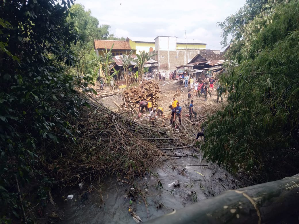Pembersihan Kali Jenes di Desa Singopuran, Kartasura, Sukoharjo, Minggu (4/1).