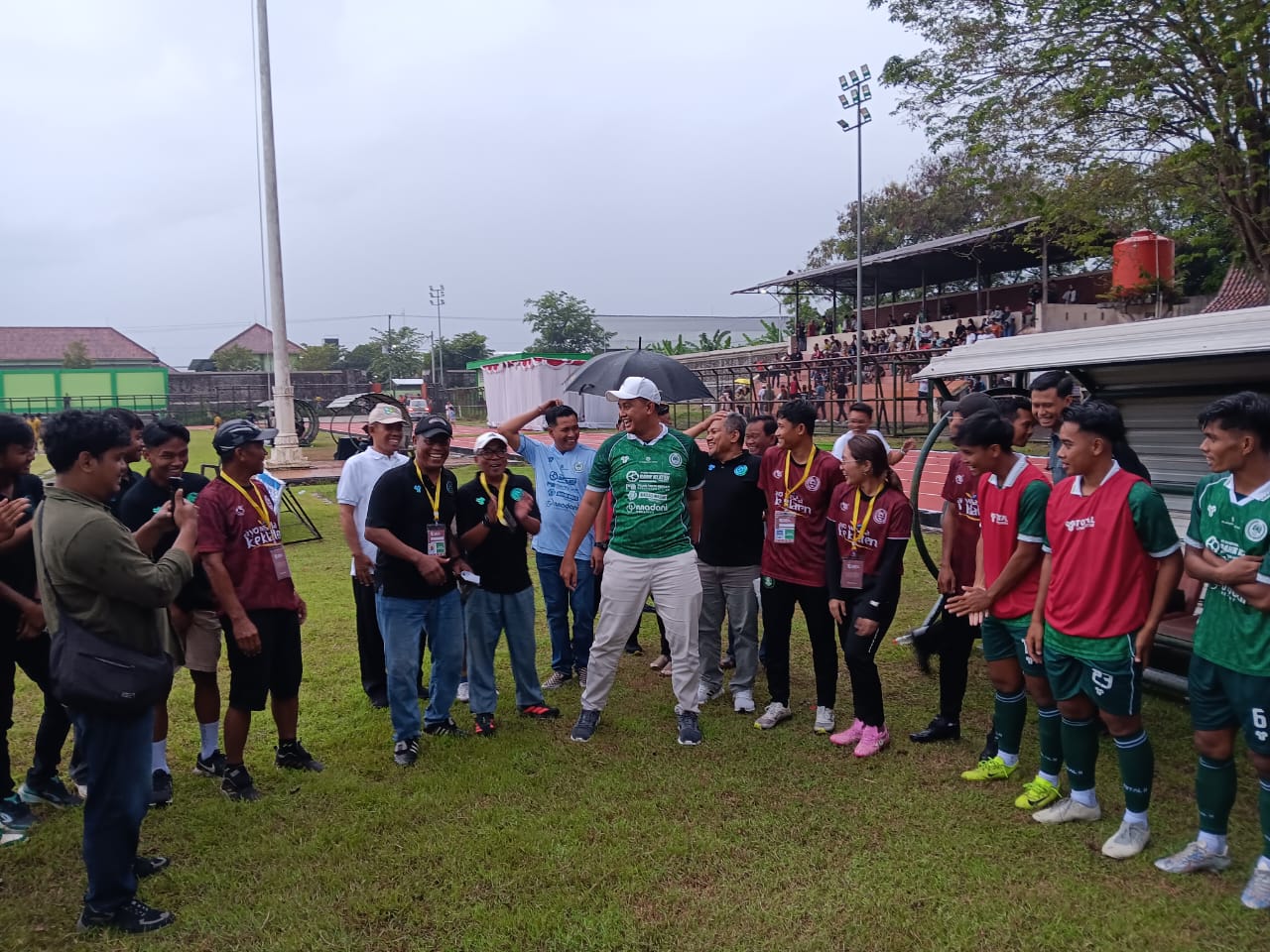 Bupati Klaten Hamenang Wajar Ismoyo saat memberikan semangat para pemain PSIK Klaten untuk menatap laga selanjutnya.