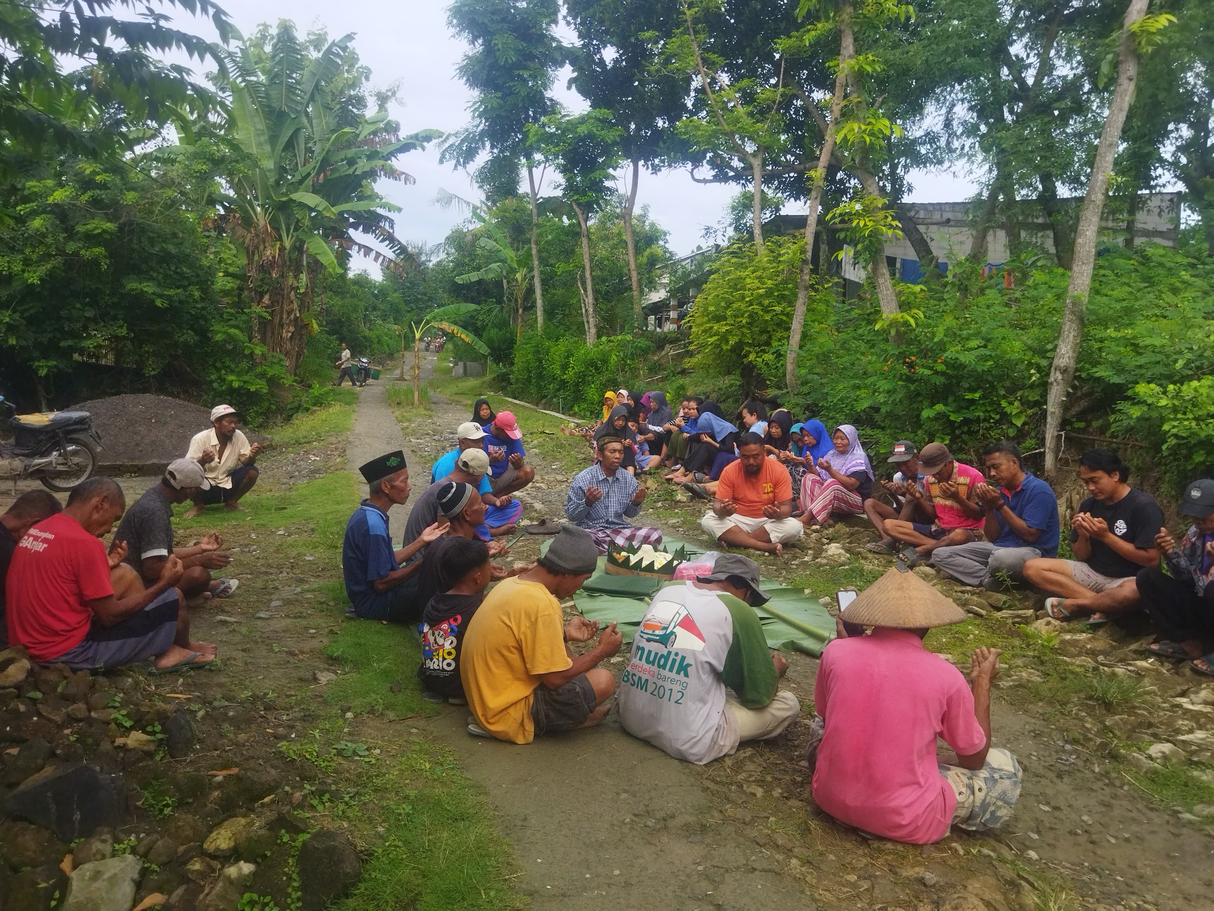 Warga Dukuh Gadek, Desa Gilirejo, Kecamatan Miri, Sragen gelar doa bersama di jalan rusak yang tak kunjung diperbaiki, Minggu (4/1/2025).