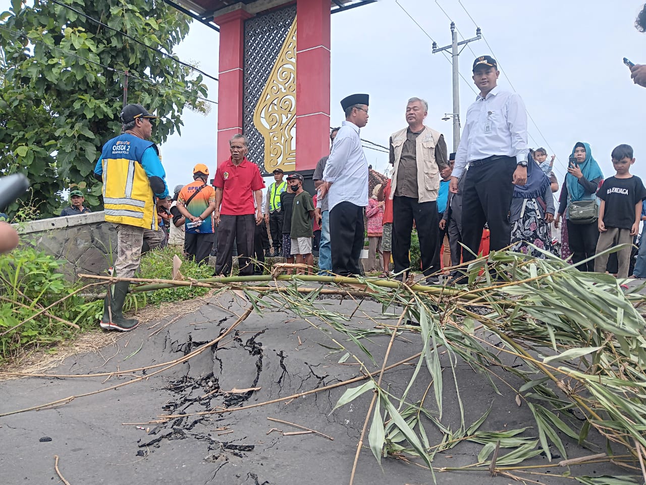 Bupati Klaten Hamenang Wajar Ismoyo cek Jembatan Gempol 4 di Desa Karangturi, Kecamatan Gantiwarno yang ambles, Sabtu (3/1/2025).