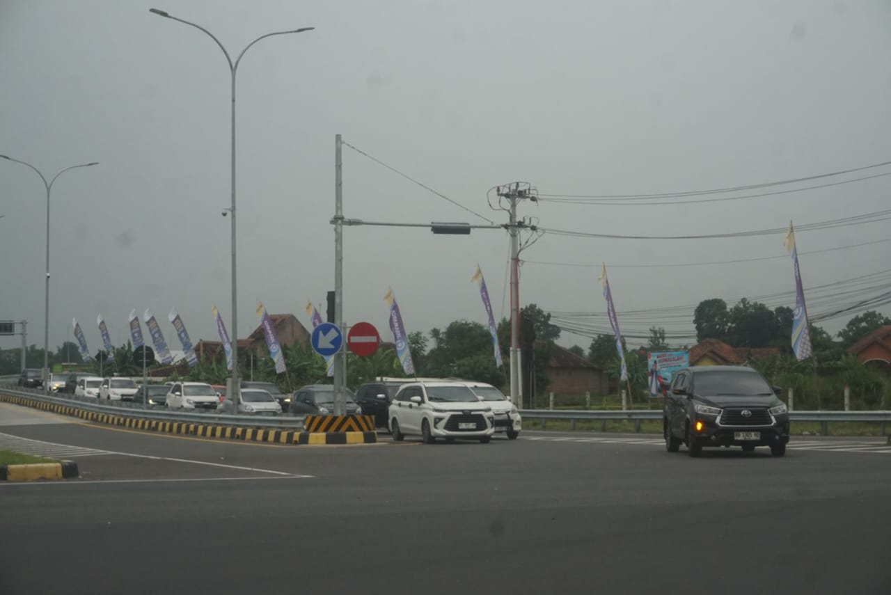 Arus kendaraan yang keluar dari Gerbang Tol (GT) Prambanan, Klaten.
