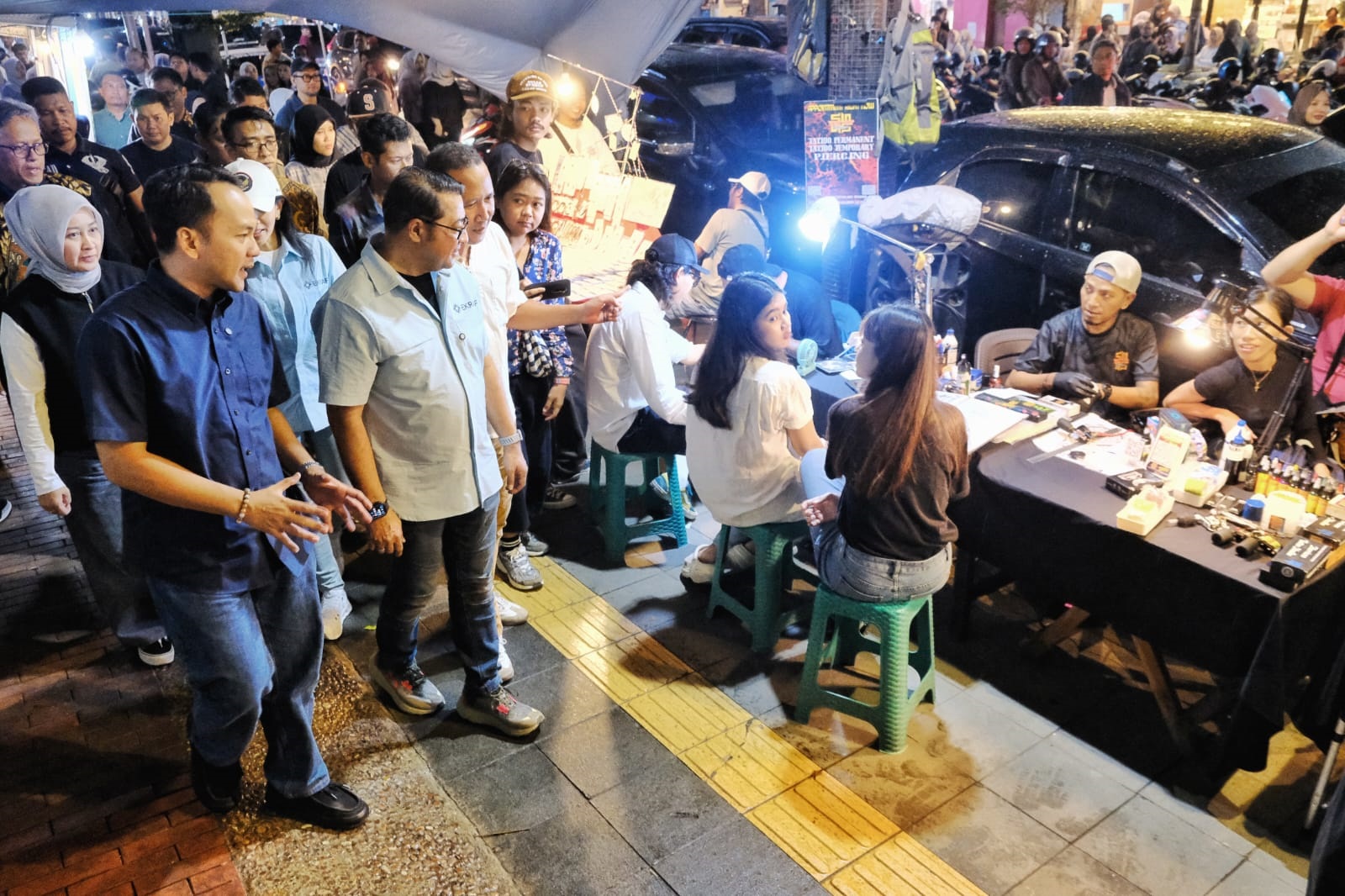 Menteri Ekonomi Kreatif Teuku Rifky Harsa bersama Wali Kota Respati Ardi menikmati potensi Gatsu. (Silvester Kurniawan/Radar Solo)