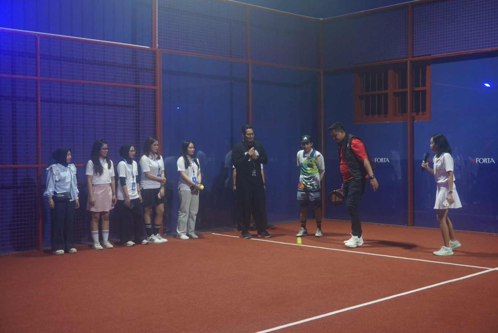 Bupati Klaten Hamenang Wajar Ismoyo saat menjajal lapangan padel pertama di Kota Bersinar di Forta Padel. (Angga Purenda/Radar Solo)